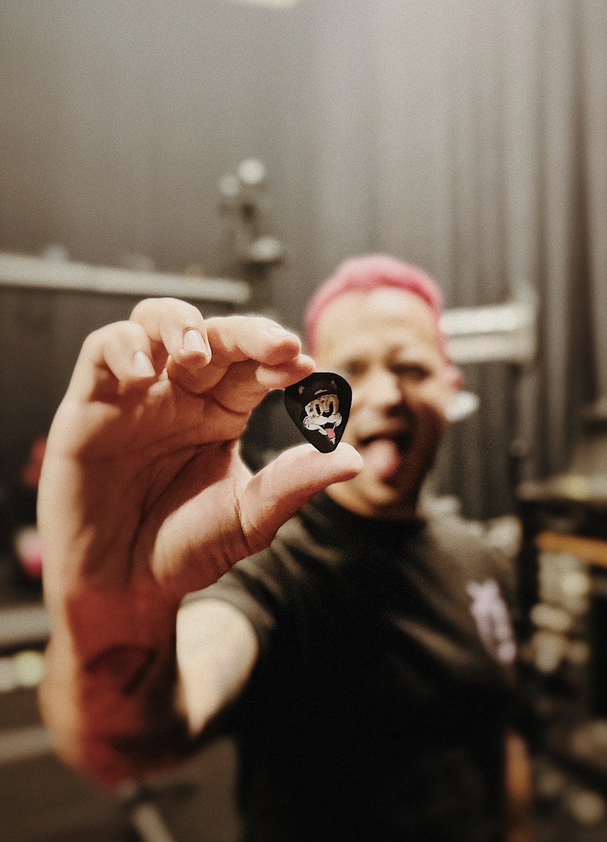 DegenToonz's tweet photo. Recognize THIS GUY?!

Not the TOON silly, THATS @nodirectioncasa &amp; he’s giving away 6 tickets to the upcoming @SWStheband tour! 🎸 

And he’s going to choose 3 OF YOU &amp; a +1 to win access to a show date of your choice!

Tag below a friend who you’d bring 👇 https://t.co/tgE8IMGjwR