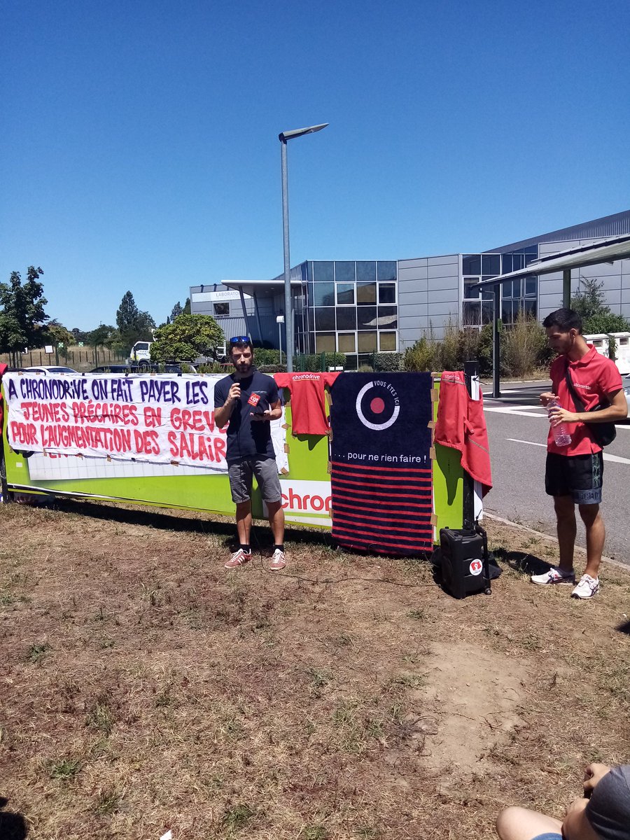 JEmidipy's tweet photo. Mobilisé-e-s aujourd'hui en soutien aux jeunes salarié-e-s de #Chronodrive pour l'augmentation des salaires ✊🔥
👉 Il faut répondre à la précarité matérielle des jeunes afin qu'ils et elles puissent mener leurs études dans de bonnes conditions 👀 https://t.co/4h3iPXIK6g