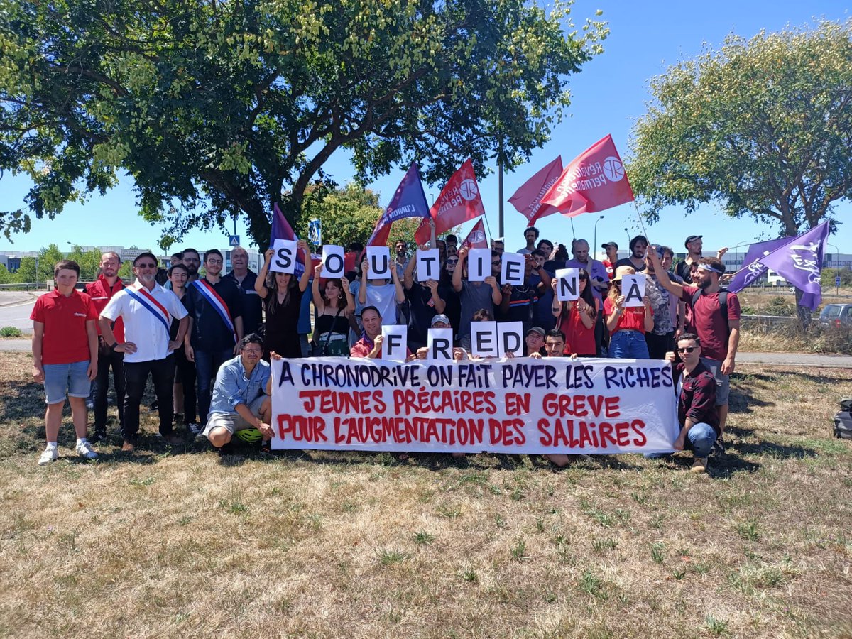 JEmidipy's tweet photo. Mobilisé-e-s aujourd'hui en soutien aux jeunes salarié-e-s de #Chronodrive pour l'augmentation des salaires ✊🔥
👉 Il faut répondre à la précarité matérielle des jeunes afin qu'ils et elles puissent mener leurs études dans de bonnes conditions 👀 https://t.co/4h3iPXIK6g