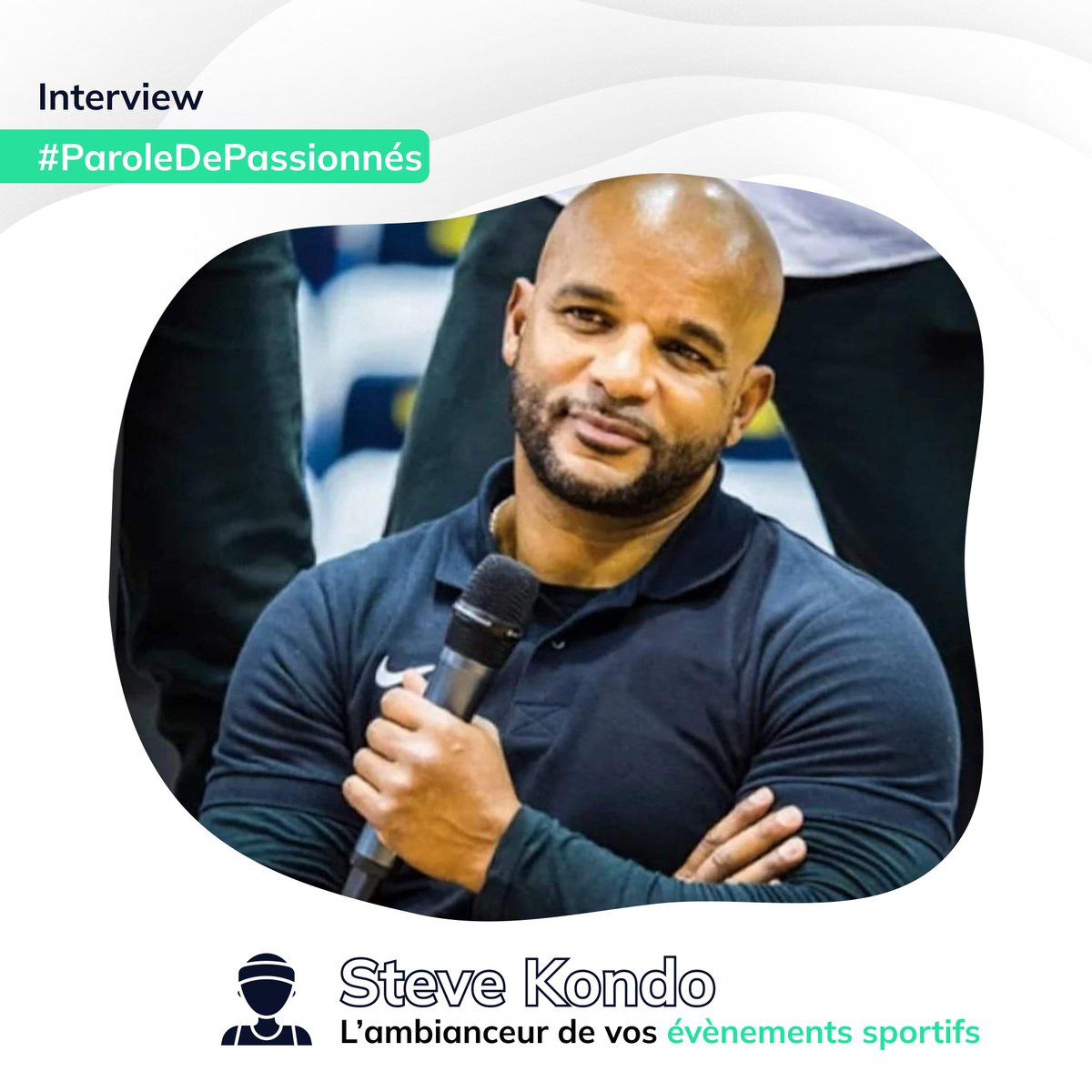 Finishers_com's tweet photo. Animateur, speaker… mais surtout AMBIANCEUUUUR ! 🎤🥳🕺
Tu l’as sûrement déjà entendu au micro sur l’une de tes courses : Ecotrail Paris, Marathon de Paris ou sur plein d’autres évènements sportifs !
Rdv demain pour découvrir l’interview de Steve Kondo🎥
#kavval #interview https://t.co/5NMQoy1Sfi