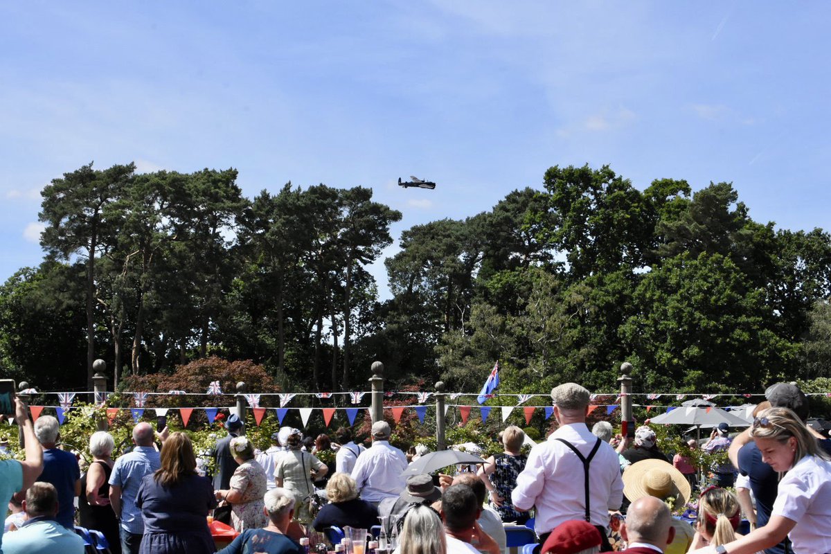 RAFBBMF's tweet photo. We had a great first day at the Woodhall Spa 1940’s festival! See you again tomorrow (and don’t forget the sun cream!) 👨🏻✈️✈️☀️
📸 BBMF Public Relations Officer
#woodhallspa #Lancaster #spitfire #hurricane #flypasts #1940s #festival https://t.co/m2OZFZ7ANP