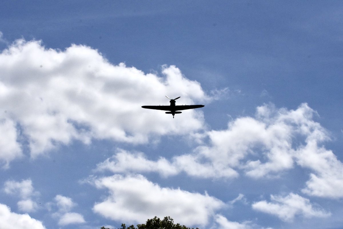 RAFBBMF's tweet photo. We had a great first day at the Woodhall Spa 1940’s festival! See you again tomorrow (and don’t forget the sun cream!) 👨🏻✈️✈️☀️
📸 BBMF Public Relations Officer
#woodhallspa #Lancaster #spitfire #hurricane #flypasts #1940s #festival https://t.co/m2OZFZ7ANP