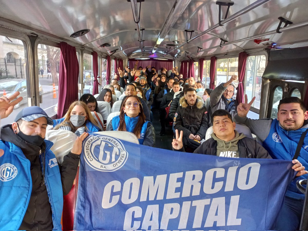 Siempre del lado de los compañeros y compañeras de comercio,juntos participando en la asamblea!!👏👏🤚👏👏