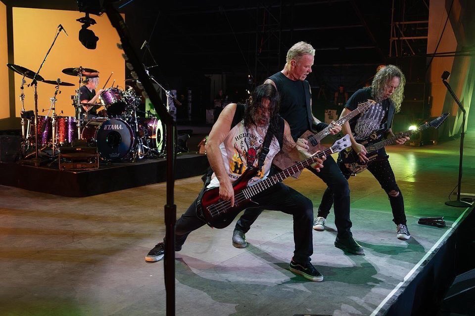 MetSince1981's tweet photo. 📸 @Metallica: Presentación en el @NOS_Alive en Passeio Marítimo de Algés de Lisboa, Portugal 🇵🇹 08 de Julio 2022.
#Metallica #MetAtNOSAlive #NOSAlive #NOSAlive22 #FifthMember #MetFans #MetFamily #METALLICAMetalUpYourAss🗡🚽 https://t.co/9FkWPJJPwX