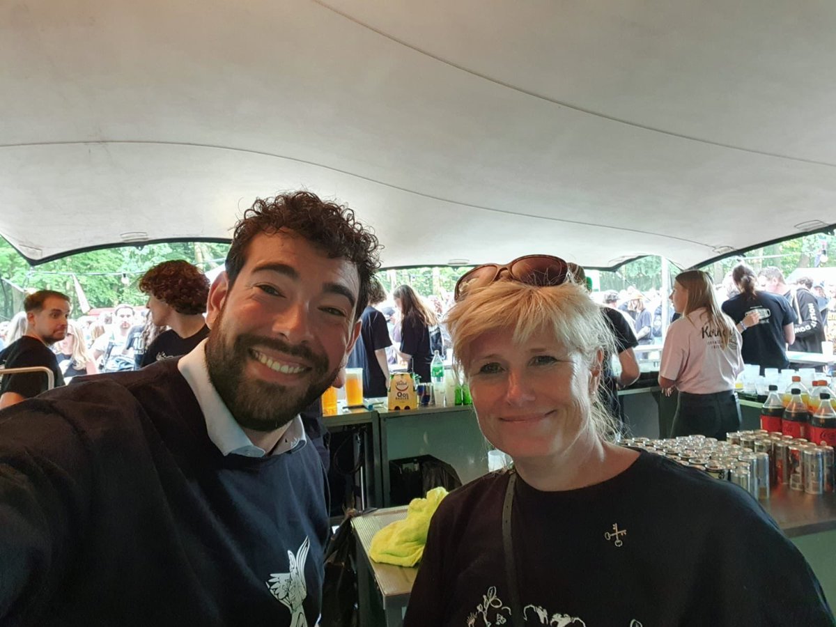 CultuurLeiden's tweet photo. Vandaag is cultuurmakelaar @GuidoMarchena weer on the road. Samen met wethouder @delft1_y helpt hij achter de bar bij Werfpop! #ontheroad #werfpop https://t.co/6ILJnLSpu6