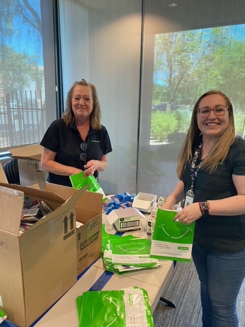 DeltaDentalAZ's tweet photo. Providing Smile Bags to our grantee partners is a core piece of our outreach efforts. But they don't put themselves together, it takes volunteer work from our awesome associates. After our last all associate's meeting we stuffed 1,000 bags! And it was all smiles while doing it💚 https://t.co/N8cckA3uou