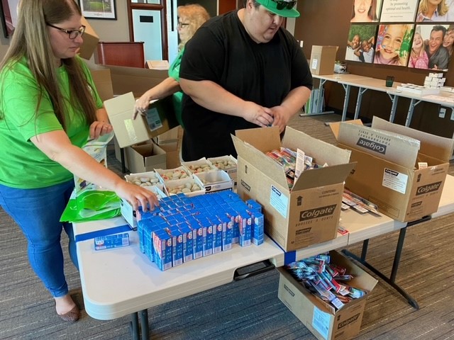 DeltaDentalAZ's tweet photo. Providing Smile Bags to our grantee partners is a core piece of our outreach efforts. But they don't put themselves together, it takes volunteer work from our awesome associates. After our last all associate's meeting we stuffed 1,000 bags! And it was all smiles while doing it💚 https://t.co/N8cckA3uou