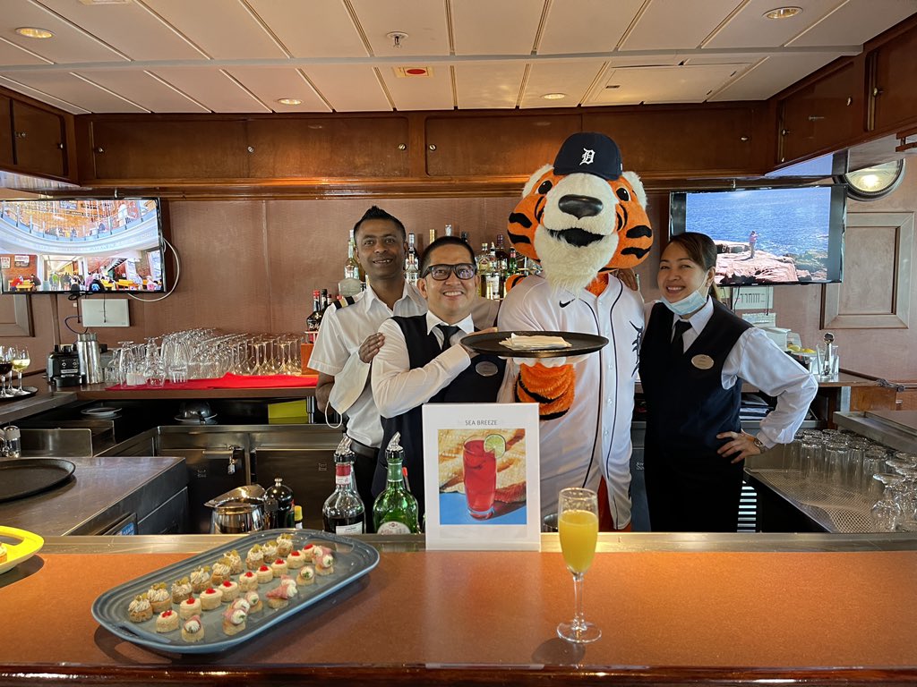 TheDWCPA's tweet photo. Now boarding! 

#Detroit #Michigan #Maritime #PortDetroit #Seafood #GreatLakesCruising #PortDays https://t.co/Rexbgkwh65