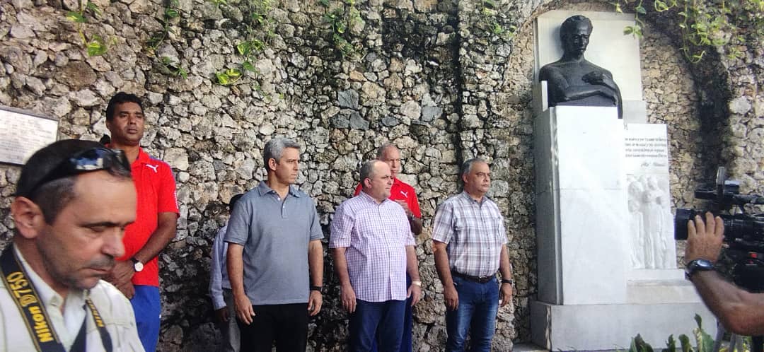 JLBrocheLorenzo's tweet photo. La delegación cubana que participará en el XVIII Campeonato Mundial de Atletismo, fue abanderada en la Fragua Martiana. #Cuba #TrabajoYVictoria #ParaCubaTrabajamos #CubaPorLaPaz https://t.co/STiDhVPQ3T