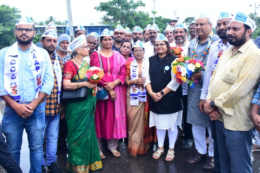 AAPMysuru's tweet photo. ಆಮ್ ಆದ್ಮಿ ಪಾರ್ಟಿ ಮೈಸೂರು ಜಿಲ್ಲಾ ಕಾರ್ಯಕರ್ತರ ಸಭೆಯು ನಂಜರಾಜ ಬಹಾದ್ದೂರ್‌ ಛತ್ರದಲ್ಲಿ ನಡೆಯಿತು. ಪಕ್ಷದ ರಾಜ್ಯಾಧ್ಯಕ್ಷರಾದ ಪೃಥ್ವಿ ರೆಡ್ಡಿ, ರಾಜ್ಯ ಮುಖಂಡರಾದ ಮುಖ್ಯಮಂತ್ರಿ ಚಂದ್ರು, ದರ್ಶನ್‌ ಜೈನ್‌ ಹಾಗೂ ಅನೇಕ ಸ್ಥಳೀಯ ನಾಯಕರು, ಕಾರ್ಯಕರ್ತರು ಭಾಗವಹಿಸಿದ್ದರು.
#AamAadmiParty #AAP #AapMysuru #Mysore https://t.co/nc4fIBJkRR