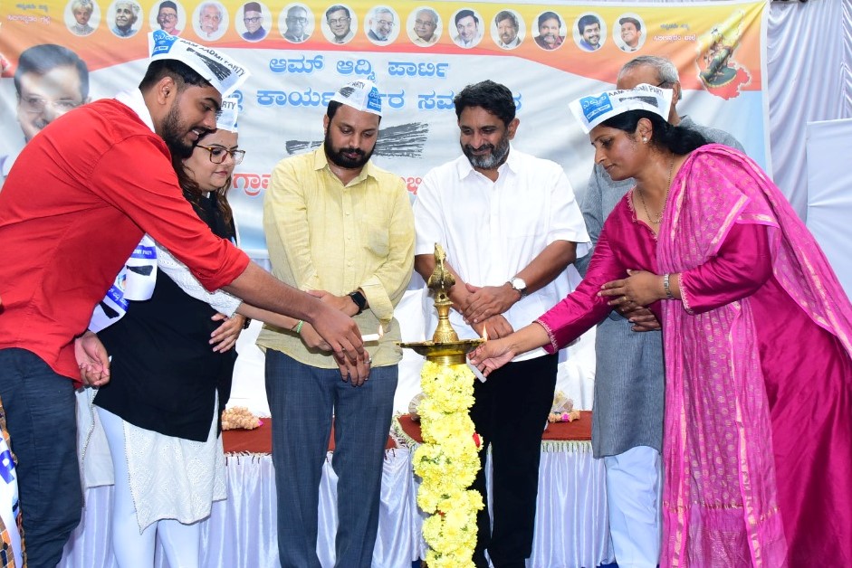 AAPMysuru's tweet photo. ಆಮ್ ಆದ್ಮಿ ಪಾರ್ಟಿ ಮೈಸೂರು ಜಿಲ್ಲಾ ಕಾರ್ಯಕರ್ತರ ಸಭೆಯು ನಂಜರಾಜ ಬಹಾದ್ದೂರ್‌ ಛತ್ರದಲ್ಲಿ ನಡೆಯಿತು. ಪಕ್ಷದ ರಾಜ್ಯಾಧ್ಯಕ್ಷರಾದ ಪೃಥ್ವಿ ರೆಡ್ಡಿ, ರಾಜ್ಯ ಮುಖಂಡರಾದ ಮುಖ್ಯಮಂತ್ರಿ ಚಂದ್ರು, ದರ್ಶನ್‌ ಜೈನ್‌ ಹಾಗೂ ಅನೇಕ ಸ್ಥಳೀಯ ನಾಯಕರು, ಕಾರ್ಯಕರ್ತರು ಭಾಗವಹಿಸಿದ್ದರು.
#AamAadmiParty #AAP #AapMysuru #Mysore https://t.co/nc4fIBJkRR