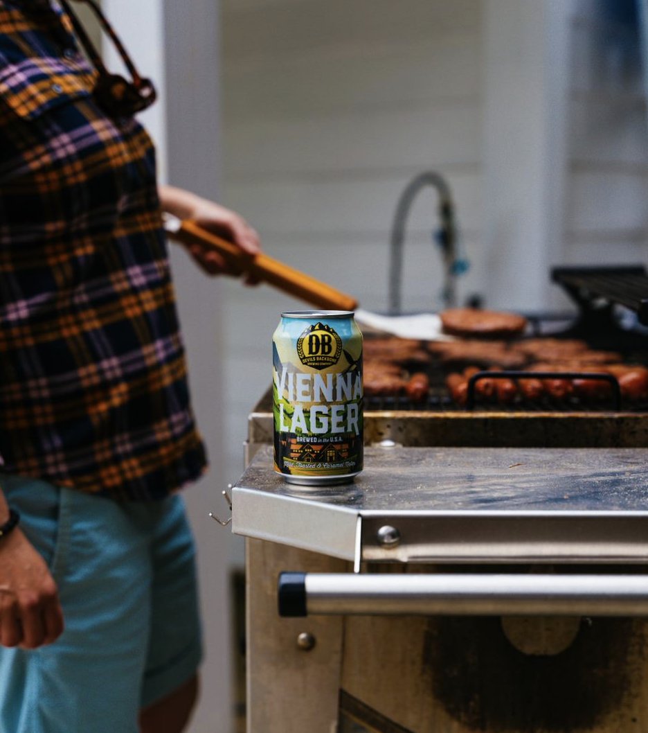 dbbrewingco's tweet photo. Vienna Lager ๐ค Saturday Afternoon Grilling. No better duo.
#DevilsBackboneBrewingCompany #DrinkOutdoorsTogether #DBbeer #Grilling #HotDog #NationalHotDogMonth #GlizzyGram https://t.co/9vUdETavdV