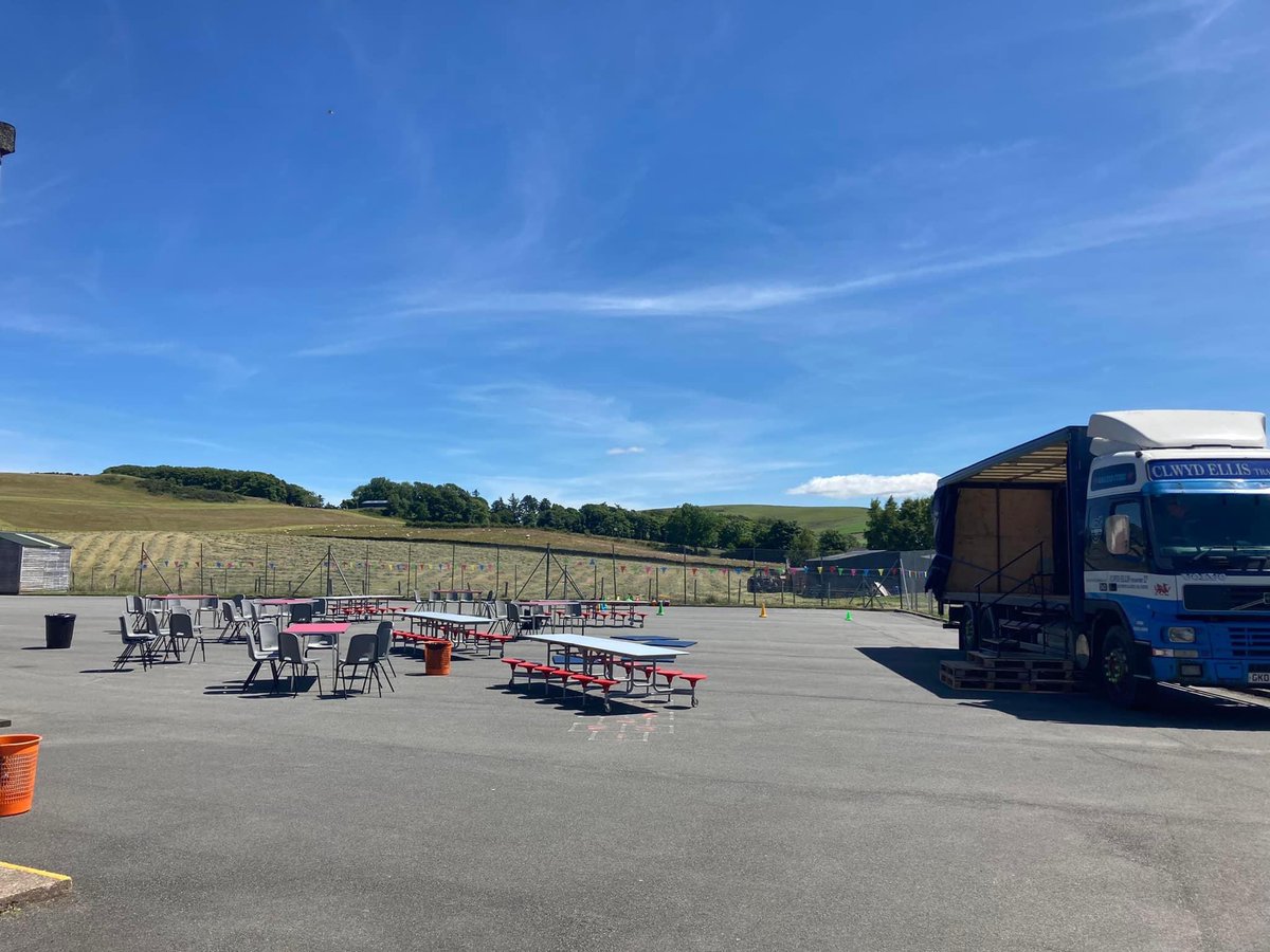 ClwydEllis's tweet photo. Dathlu 50 mlynnedd o Ganolfan Uwchaled, Pleser mawr cael cyfle i roi lori Clwyd Ellis fel Llwyfan i @WelshWhisperer @ProfLlusern @ddim_yn_sant 🎤🚛5️⃣0️⃣🎉 https://t.co/Negw8QbFvu
