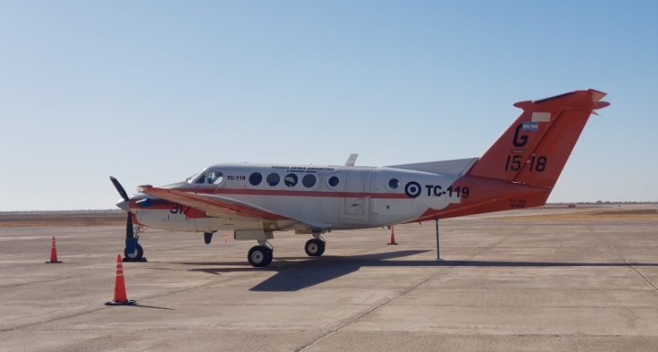 Mazaruca's tweet photo. El 3er #Beechcraft TC-12B Huron de la @FuerzaAerea_Arg
en el Aeropuerto #ElPlumerillo #Mendoza. #DOZ https://t.co/mFnhfNYYlT