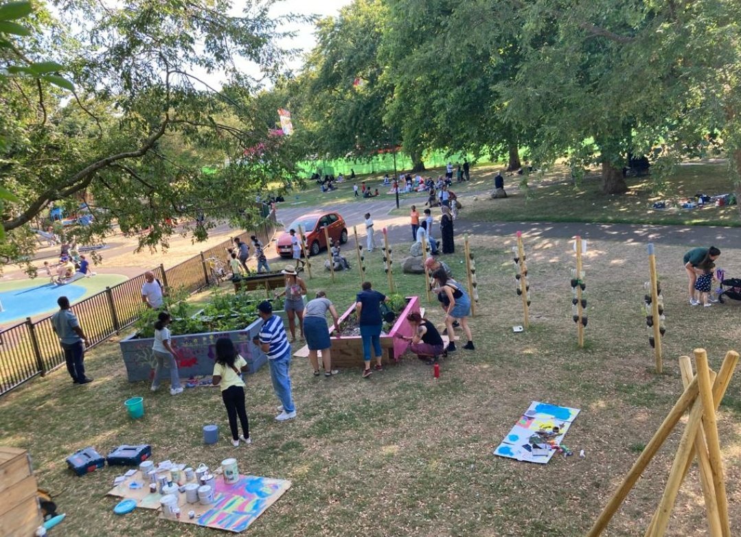 AnyoneCanGrow_'s tweet photo. Busy afternoon. Volunteers enjoying decorating the garden. https://t.co/49jgdtvozi