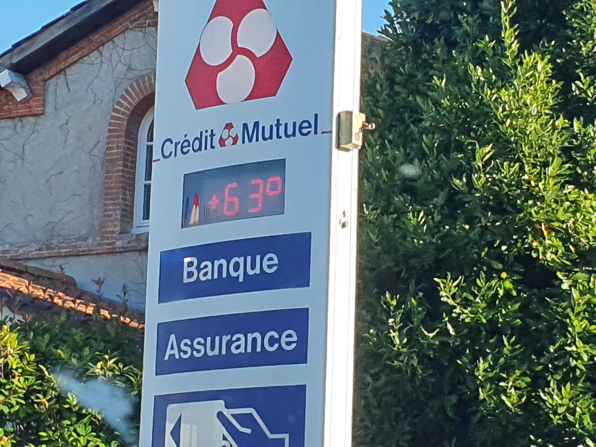 p_roche44's tweet photo. Une vague de chaleur intense très localisée s'abat sur le village de Bouin en Vendée. 😉😊
#canicule #meteo #humour https://t.co/13SvOvIYSj