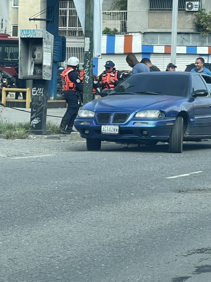 diceleo_'s tweet image. #ALERTA He recibido la #DENUNCIA q estas femeninas vestidas de PNB todo los días se ponen en distintas partes para matraquear en alcabalas.
Continúa la delincuencia uniformada en las calles 🚨
@DouglasRicoVzla @ConasComandante @TarekWiliamSaab @CeballosIchaso1 #9Jul #Caracas RT
