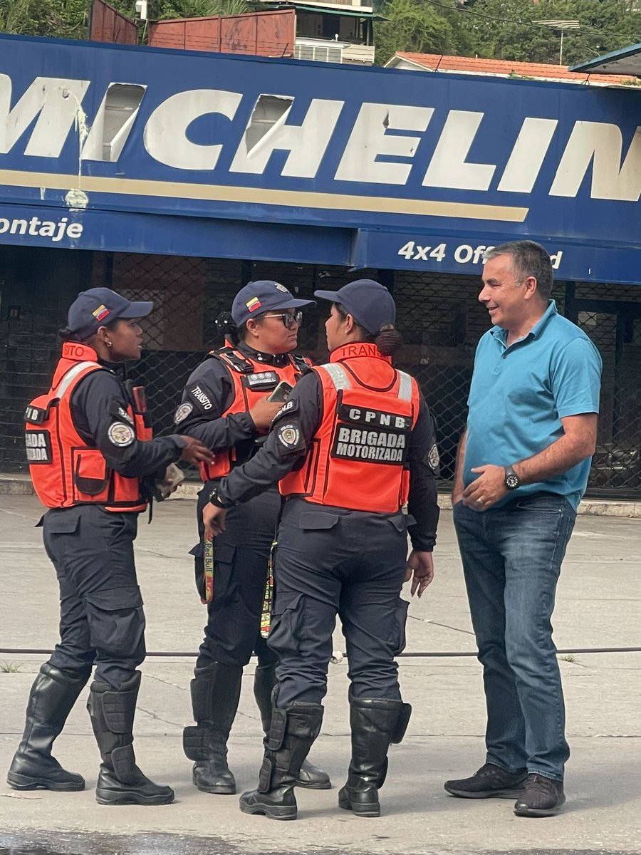 diceleo_'s tweet image. #ALERTA He recibido la #DENUNCIA q estas femeninas vestidas de PNB todo los días se ponen en distintas partes para matraquear en alcabalas.
Continúa la delincuencia uniformada en las calles 🚨
@DouglasRicoVzla @ConasComandante @TarekWiliamSaab @CeballosIchaso1 #9Jul #Caracas RT