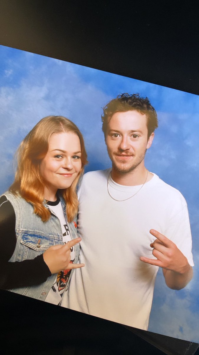 frostingtears's tweet photo. Joseph Quinn, sweetest human being on the planet. Sorry your first con experience was LFCC my dude, please don’t let it put you off other cons! ❤️‍🔥#StrangerThings4 #eddiemunson #josephquinn https://t.co/UOTirpwYmq