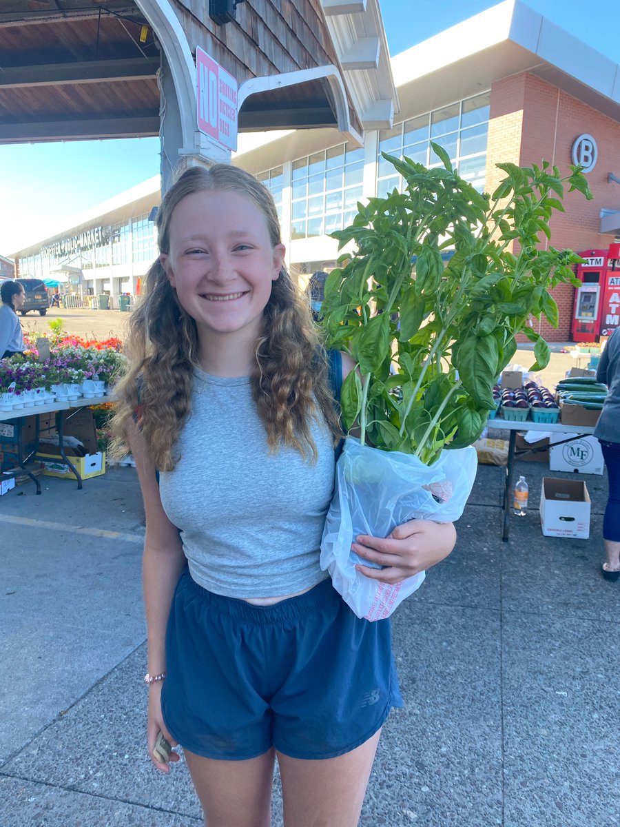 mvh_art's tweet photo. Market mornings are the best mornings! Giant basil plants also make us happy. 😂 #roc #exploreroc https://t.co/dbPIFutLba
