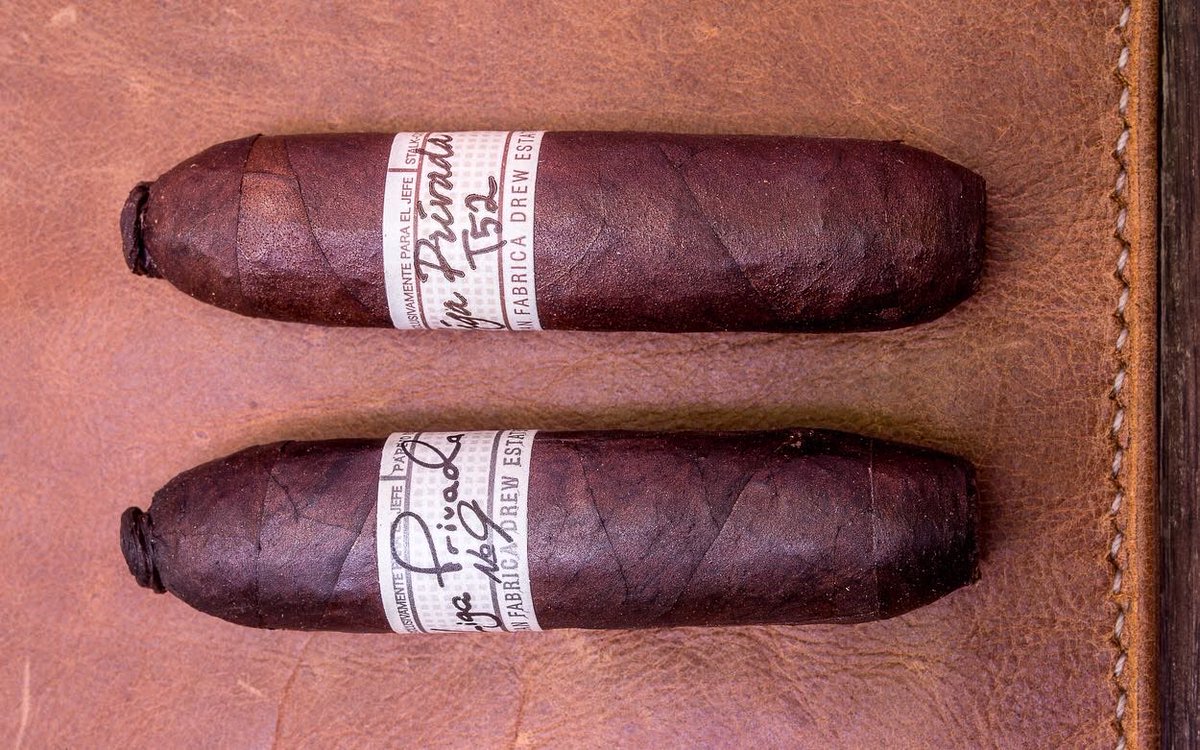1307Alvaro's tweet photo. Fraternal Twins.
•
Liga Privada #9 Flying Pig and Liga Privada T52 Flying Pig by @drewestatecigar at @Smoking_Pipes 
+ Solera Centenaria 21 @RonCarupano +
Lighter and Cutter by @STDupont_off 
#alvarolucenaphotography
#cigar #cigaraficionado   #venezuelanrum #summer https://t.co/I52rVZWBjb