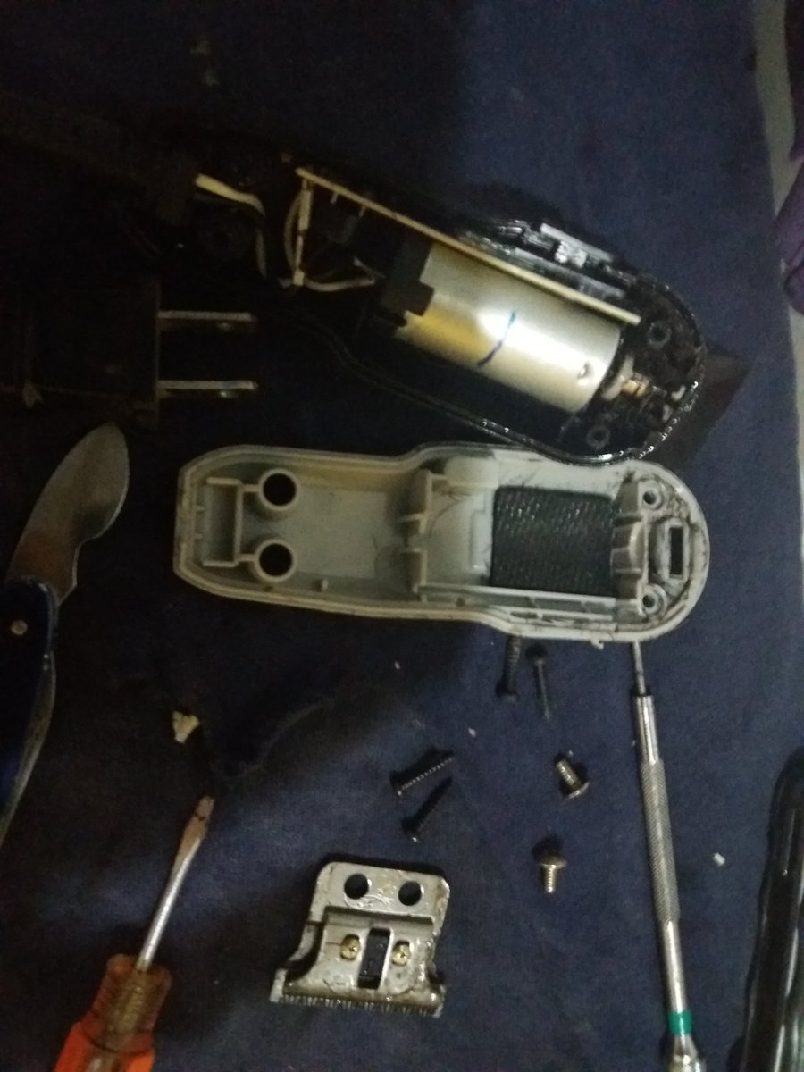 ElDaka22's tweet photo. y luego.. #daka la armo despues con el #Trueque... y gano pal" ]#chesco reparando esta otra maquina de corte... 
asi es como se hacen los #clientes... yo confio en mi #servicio... 
esto es la #mercadotecnia.. que nadie te enseña https://t.co/DtFeBtlodr