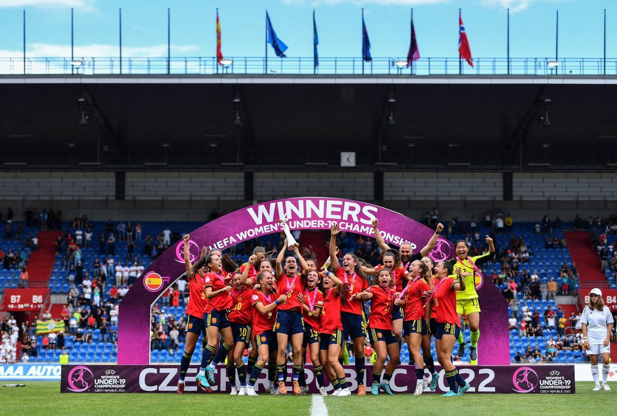 Cotif's tweet photo. 😱 ¡ C A M P E O N A S DE E U R O P A! 😱
💪🏻 La @SEFutbolFem Sub-19 🇪🇸 vence a Noruega y conquista su cuarta corona continental.
👑 2022
👑 2018
👑 2017
👑 2004
🙌🏻 ¡ENHORABUENA EQUIPO! 🙌🏻
📋 Con mención especial al seleccionador @PedroLopzRamos, campeón del #COTIF2019. https://t.co/l9RpyWWzCf