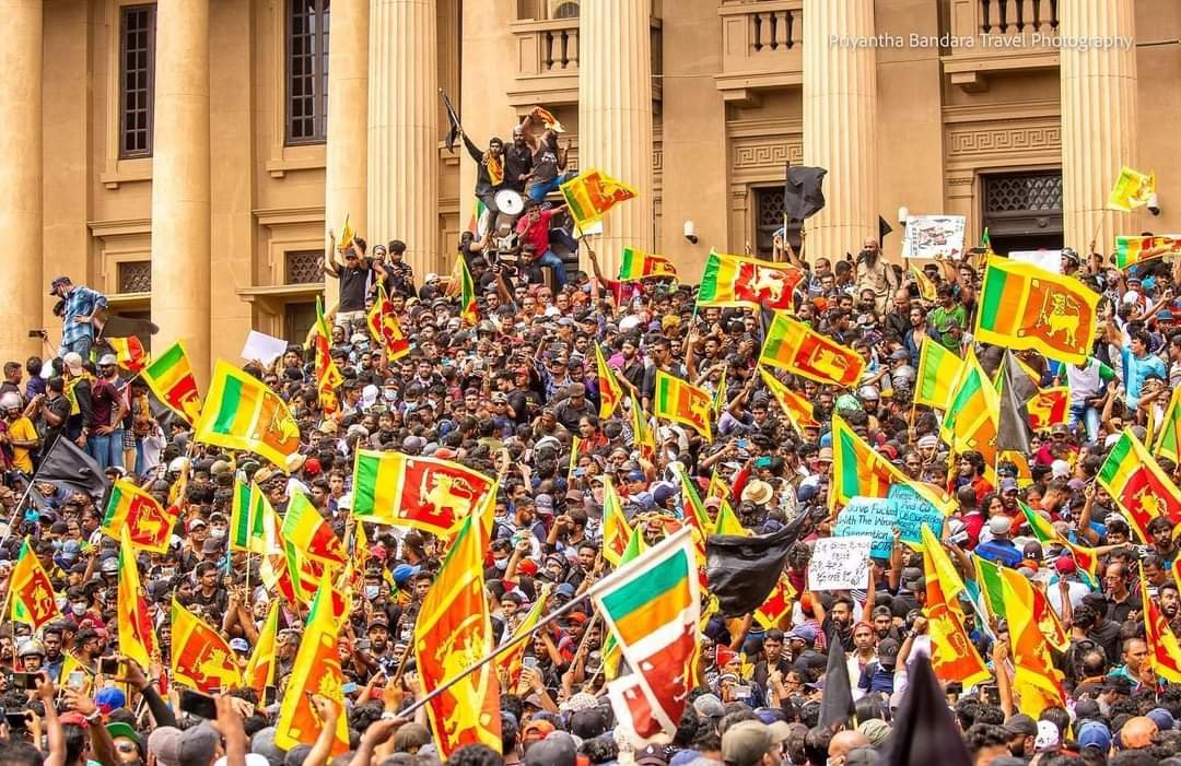 SriLankaTweet's tweet photo. #July9th Protests in Colombo Sri Lanka.
📌President to step down July 13
📌PM to step down
📌Protesters storm Pres House &amp; Office
📌Protesters set fire PM's house
📌9 Journalists attacked by Police
 📌Over 40 protestors injured
#LKA #SriLanka #SriLankaCrisis #SriLankaProtests https://t.co/ePd67m8av0