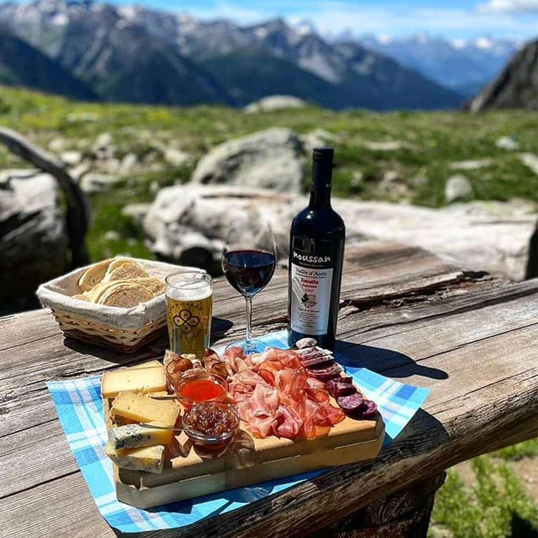 Más de 30 deliciosos productos agroalimentarios tradicionales te esperan en el Valle de Aosta: ¡pruébalos todos! 🧀🍷​Descubre más ▶️ bit.ly/3IaN9FO @Valle_dAosta #LiveItalian #ilikeitaly #DiamoiNumeri 📍Valle D'Aosta 📷 cafequinson.bodega 📷 rifugiocreteseche