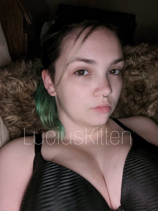 Wanna watch spooky movies together? https://t.co/FWkv4SX44Y