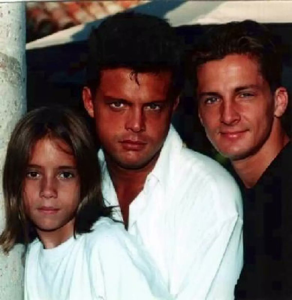 elmundodeRegina's tweet photo. 😎 Alex Basteri cuenta lo que sus hermanos, Luis Miguel y Sergio Gallego, opinan sobre su marca 'Basteri Collection' y cómo se lleva con ellos.
#AlejandroBasteri #AlexBasteri #BasteriCollection #LuisMiguel #SergioGallegoBasteri #noticias #famosos
https://t.co/77cIAe7ELL https://t.co/YasjbLXdbZ