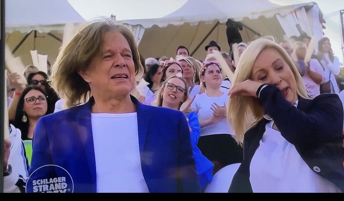 Berlenarin's tweet photo. Jürgen Drews verkündet nach 50 Jahren sein Karriere-Ende live im TV - und die Tränen fließen. Letzter Auftritt im Herbst bei #FlorianSilbereisen #ARD https://t.co/bktltCexUy