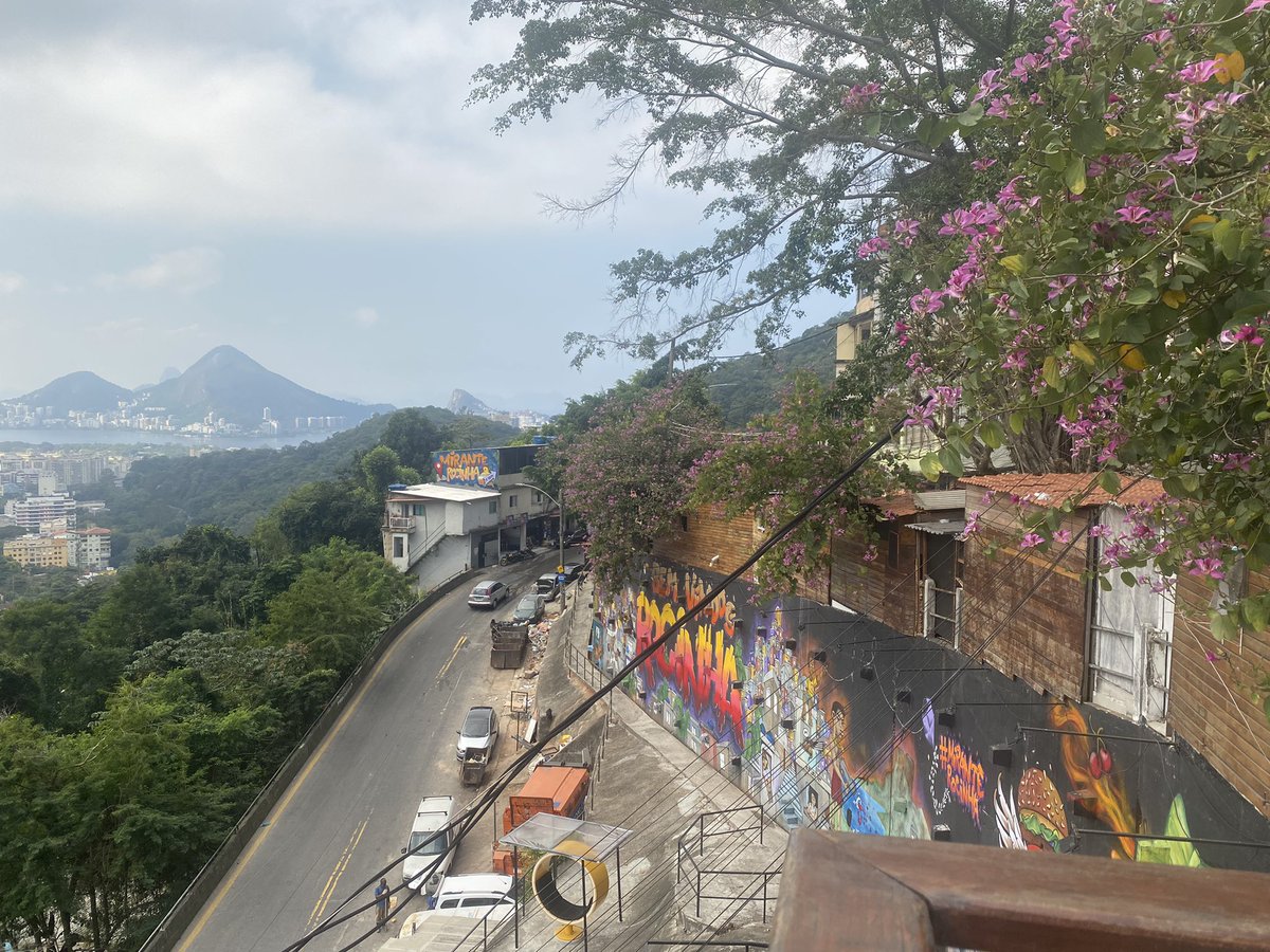 🧵 I’ve wanted to be a teacher since 1994 after undertaking my geography coursework on the settlements of Rocinha. Today I got to visit. I WILL START OFF BY SAYING - STOP TEACHING ABOUT THIS FAVELA FROM YOUR TEXT BOOKS