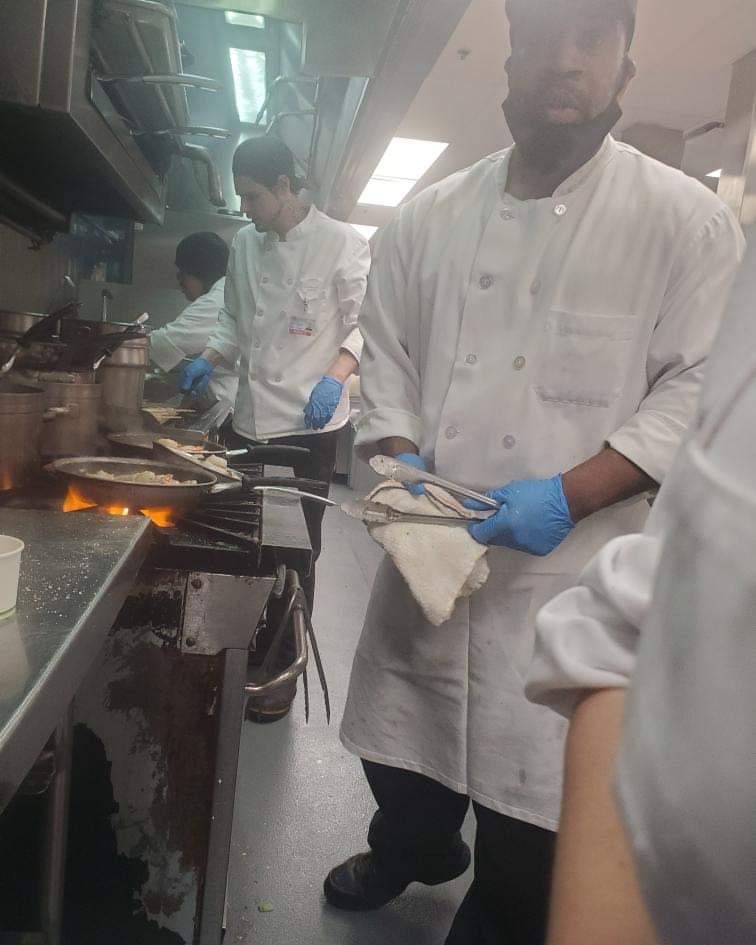 ChefstanleyR's tweet photo. When it gets busy #kitchenlife #acookslife #inmyownworld # https://t.co/EBfkJfBV9o