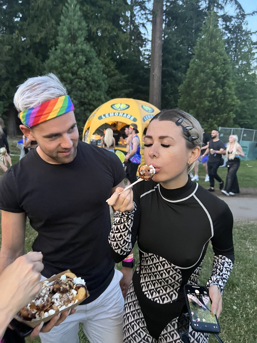 WHIPPEDCREAM's tweet photo. passionate about that first bite 😭 https://t.co/aaRxxOhg2K