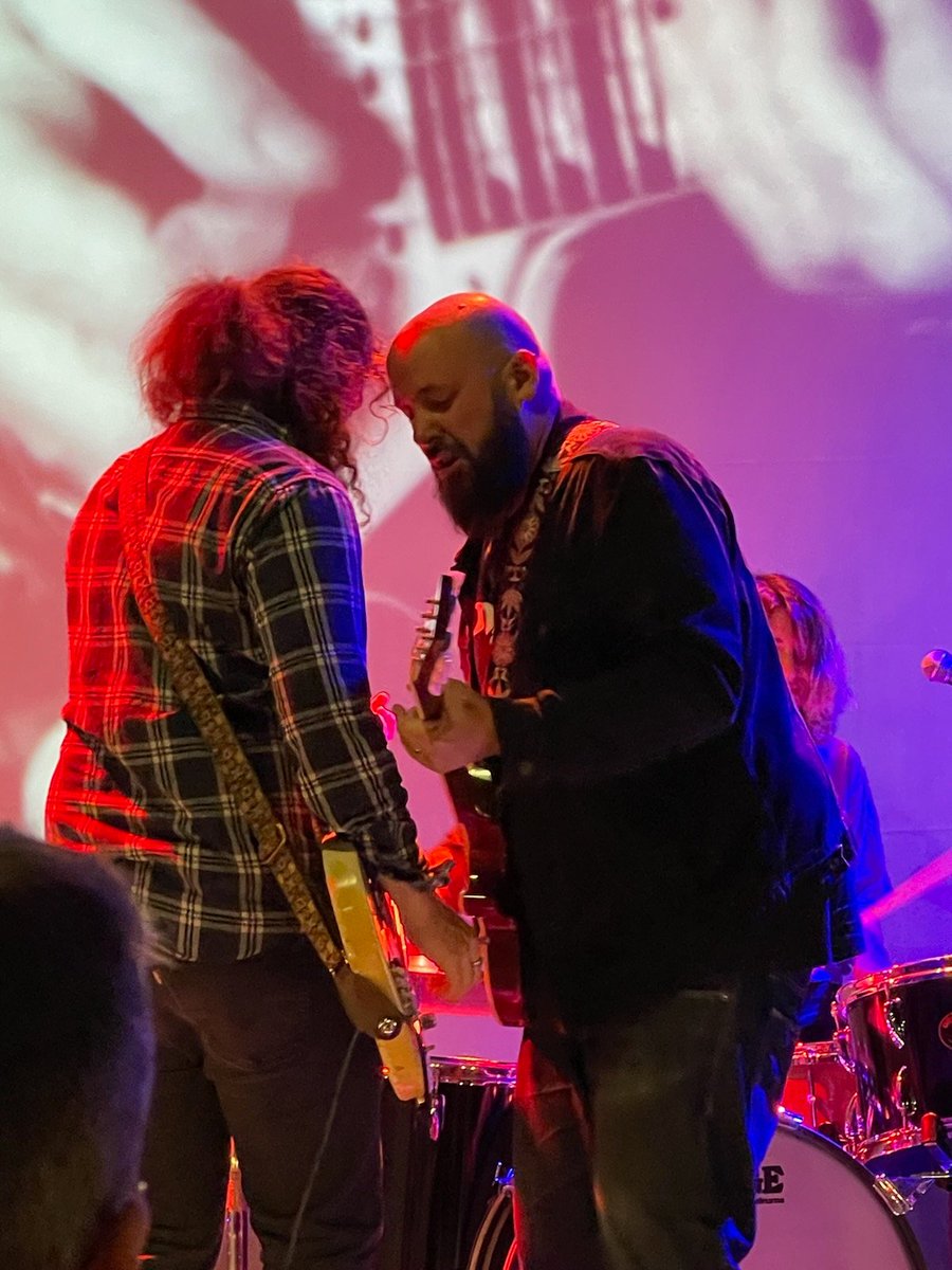 Prefet03's tweet photo. Au #MUPOP de 
@MontluconOff
 concert exceptionnel de 
@yarolpoupaud
 parrain de l'exposition et de J.Bitoun @beurks commissaire de l'exposition avec les mythiques Les Paul https://t.co/4tE7pqMvAz
