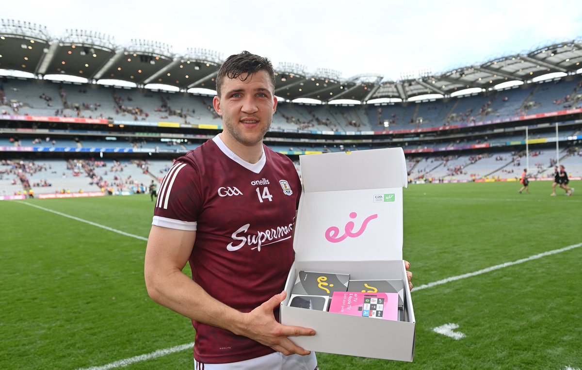eir's tweet photo. What a performance 👏
Congratulations to Galway as they booked their spot in the All Ireland Final & MOTM Damien Comer who picked up his eir goody box, including an OPPO Find X5 Lite after a sensational performance at Croke Park.
#LetsMakePossible #ThatOneDay https://t.co/Gfpfdca1bo