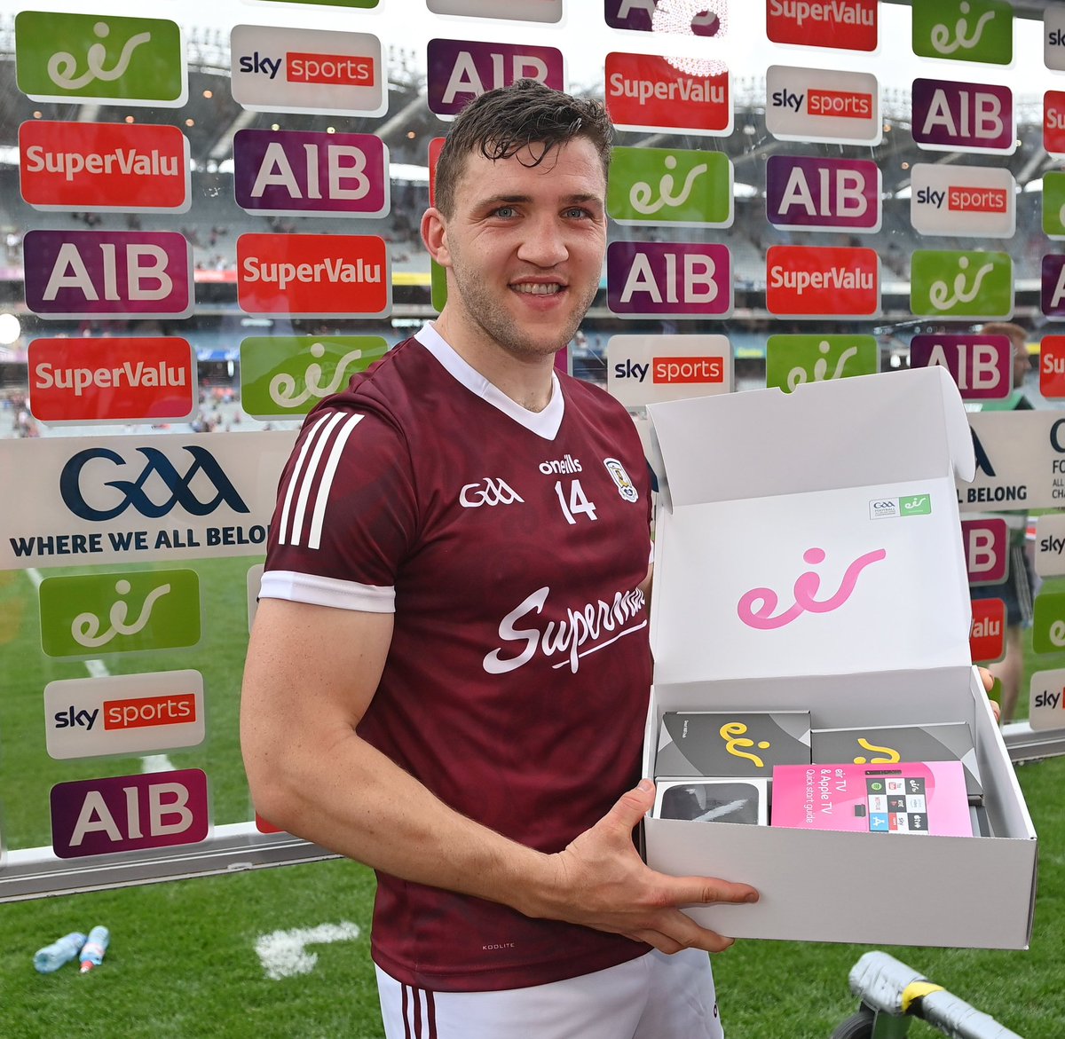eir's tweet photo. What a performance 👏
Congratulations to Galway as they booked their spot in the All Ireland Final & MOTM Damien Comer who picked up his eir goody box, including an OPPO Find X5 Lite after a sensational performance at Croke Park.
#LetsMakePossible #ThatOneDay https://t.co/Gfpfdca1bo