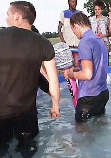 advorelou's tweet photo. Harry bimbo che stava dicendo a Louis dove si era fatto male. https://t.co/E1UgJJD2ET