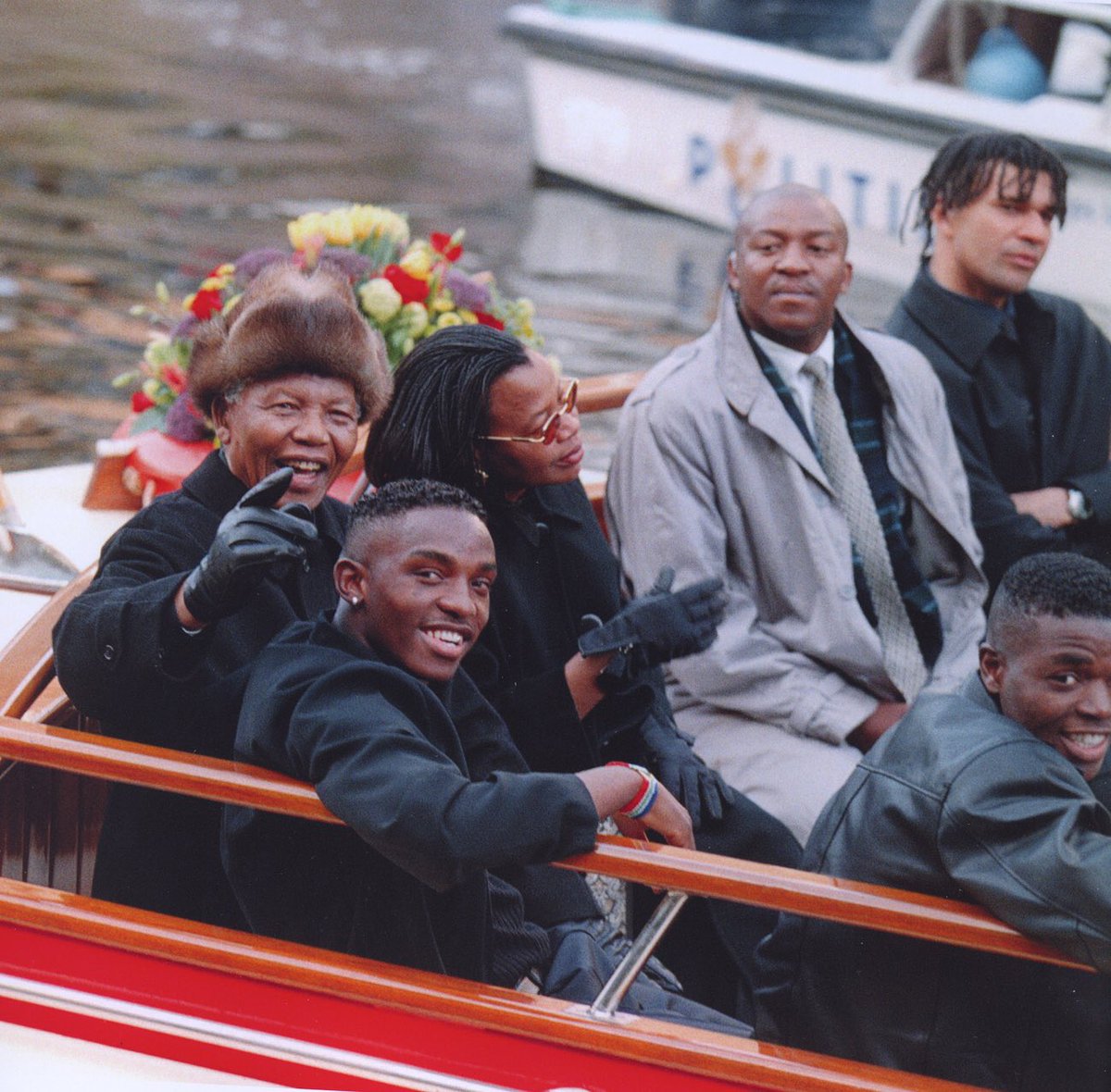 Nelson, Winnie Mandela, Benni McCarty, Aaron Mokoena, Ruud Gullit, 1999 door <a href="/louisfoto/">Louis van de Vuurst</a>