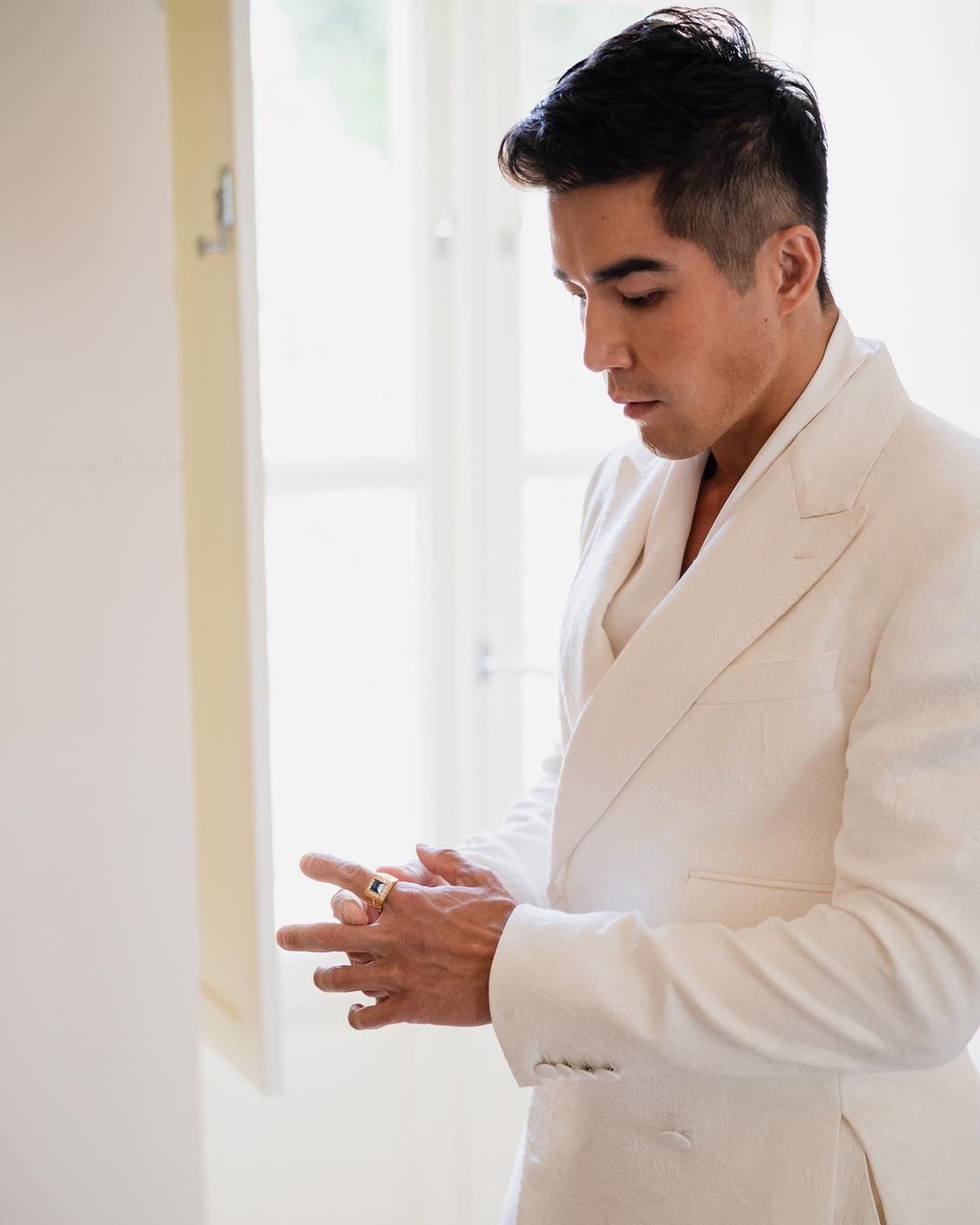 “As far back as I can remember, I’ve always wanted to be a gangster” - Ray Liotta, Goodfellas 🤍

White on white with a pop of black. I see you #DGAlataModa #DolceGabbana #MadeInItaly