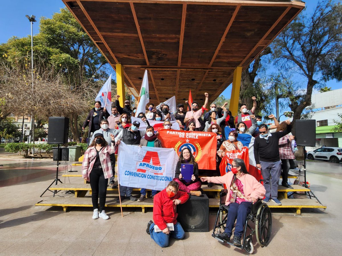 Finalizando tremenda actividad x #ElApruebo en Plaza de Armas de #Copiapo masiva asistencia de amig@s, vecin@as, dirigent@s con la  participación de nuestr@s convencionales <a href="/ErickaPortillaB/">Ericka Portilla</a> <a href="/isabelgodoym/">Isabel Godoy Monardez</a> <a href="/GuillermoNamor/">Guillermo Namor Kong</a> <a href="/MaxHurtadoR/">Maximiliano Hurtado</a> 📚 #AprueboSinMiedo 🗳 <a href="/PCdeChile/">Partido Comunista de Chile</a> <a href="/ADignidadCL/">Apruebo Dignidad</a>