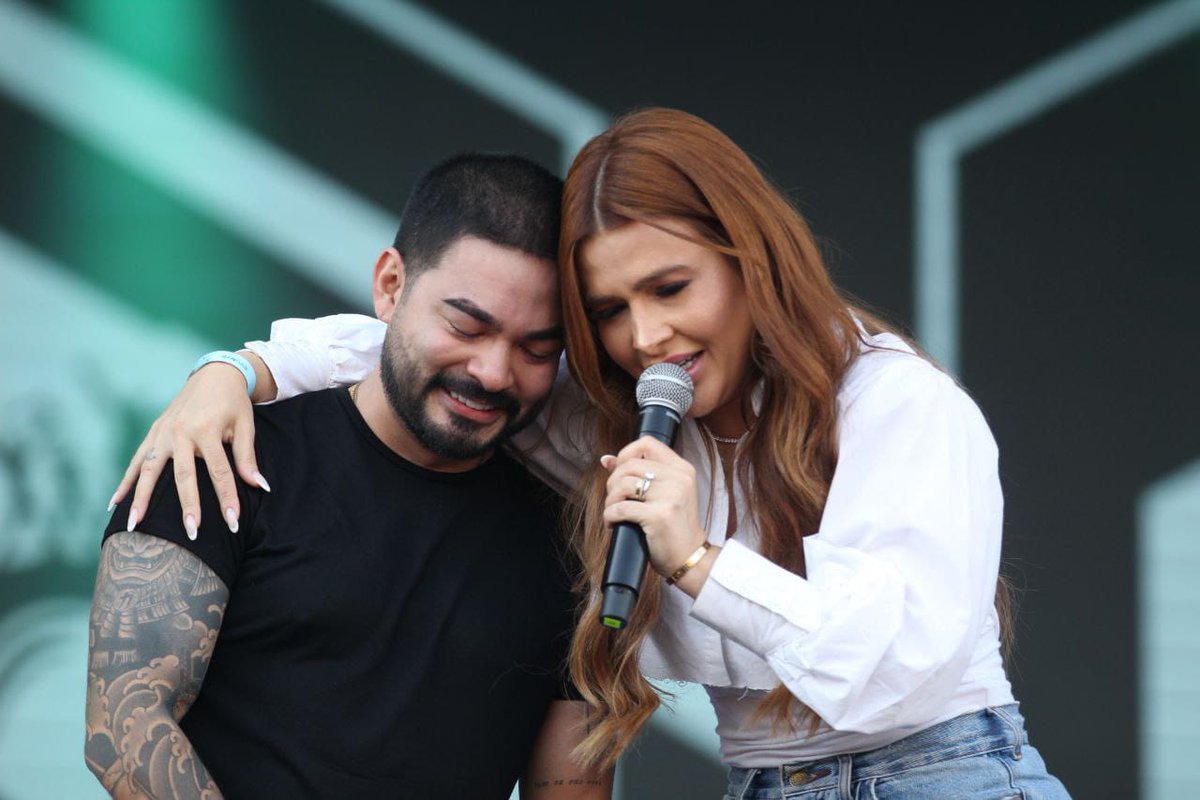 E esse casalzao gente? Momento emocionante do <a href="/yuditamashiro/">Yudi Tamashiro</a>  e sua esposa #Mila no palco da #MachaParaJesus
