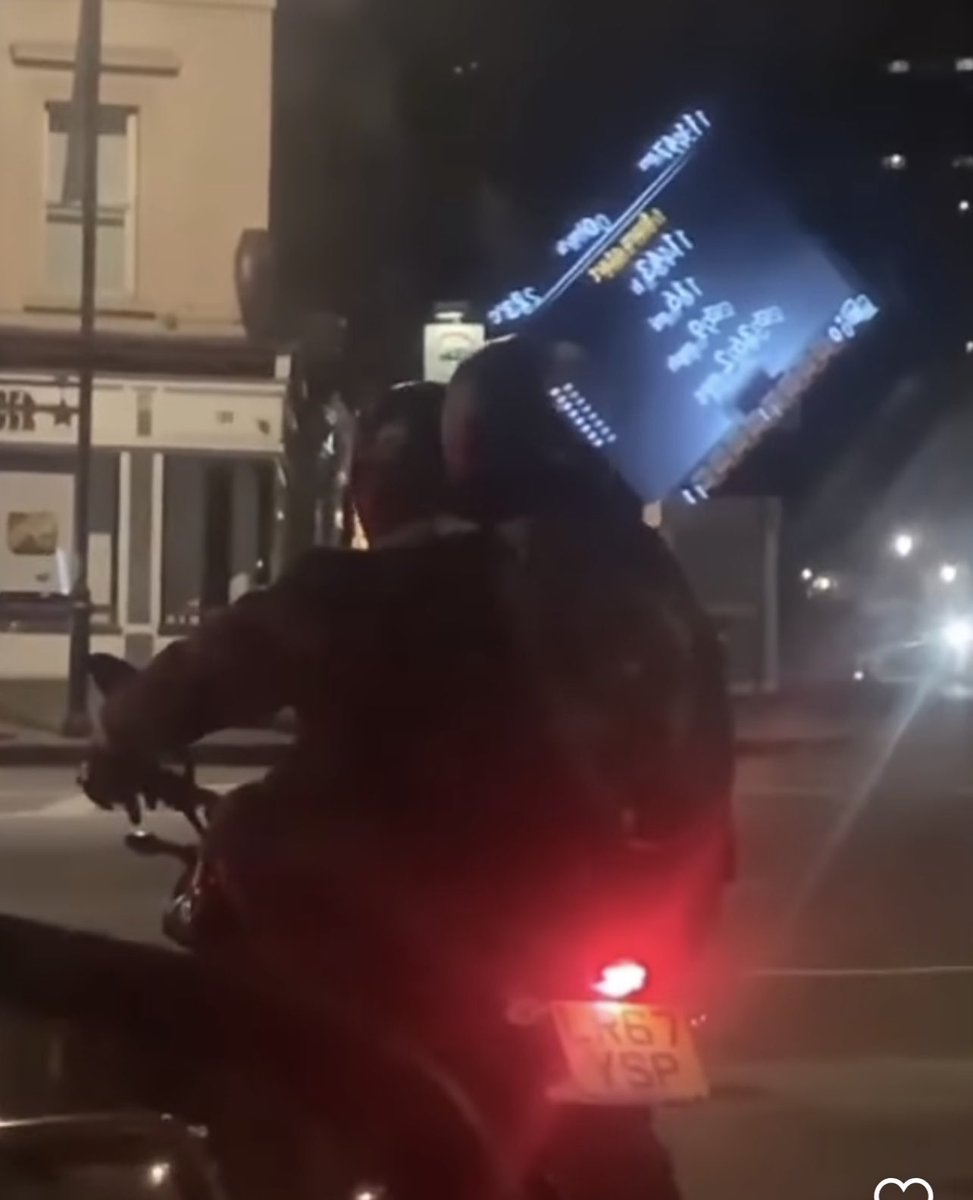 bizzleosikoya's tweet photo. If you see this In london , run . They either about to rob you or someone around you. https://t.co/nq4id68gPS