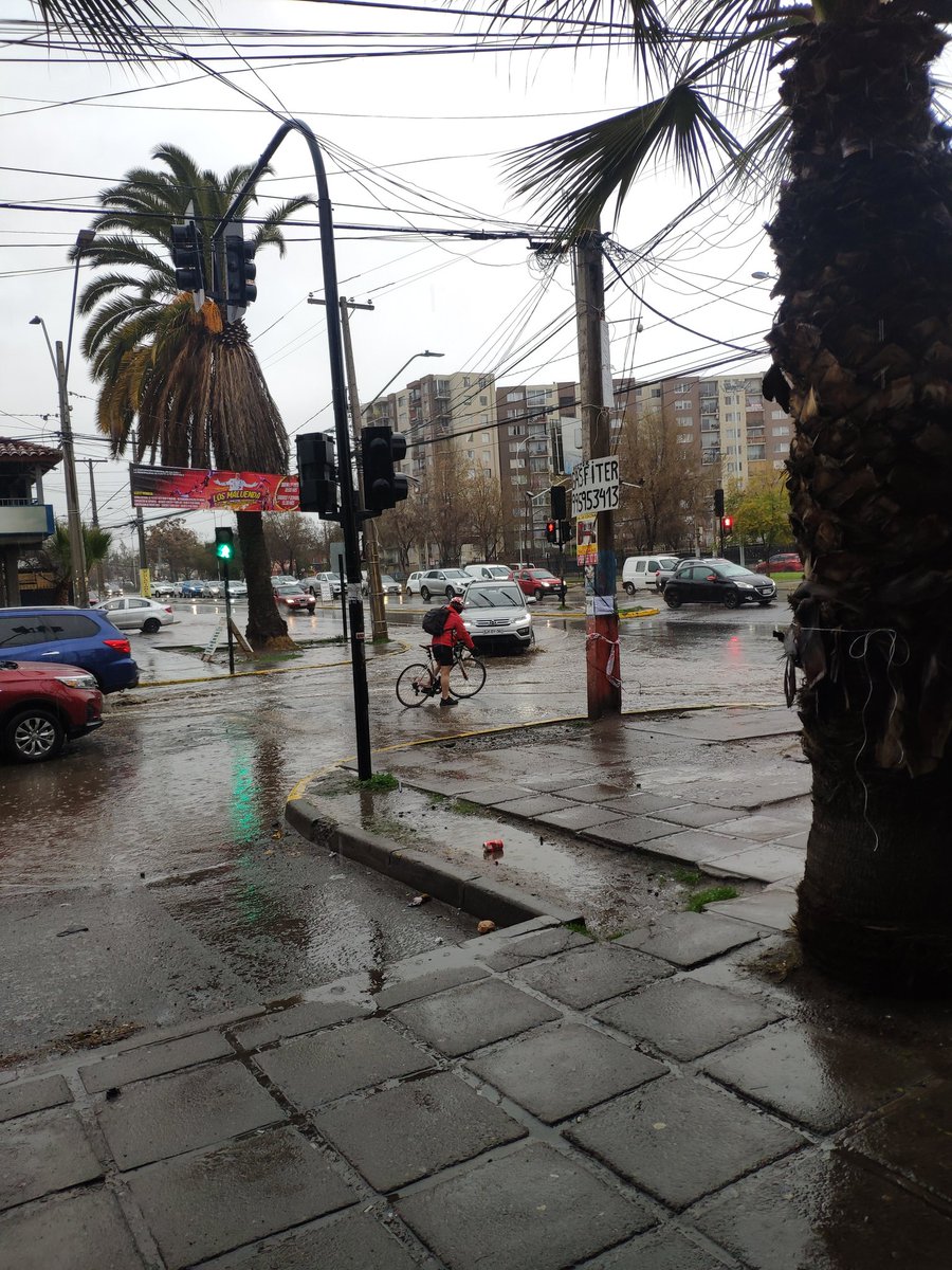 arayap21's tweet photo. @mpuentealto  Av la florida con lago yelcho imposible cruzar la calle sin meterse al agua, un poco de lluvia y siempre pasa lo mismo https://t.co/MYiIrvT4Hv