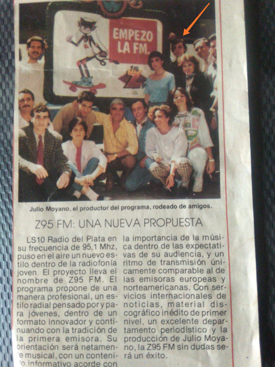 marcelopez2202's tweet image. Por acá les dejo esto La flecha naranja señala a este humilde servidor que hacía sus primeros palotes en este mundo apasionante de la radio en aquella #Z95