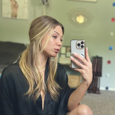 don&rsquo;t look at my huge man hands #NewProfilePic https://t.co/Fz4oI72p2B<a href="/tag/newprofilepic"class="tags">#NewProfilePic</a>