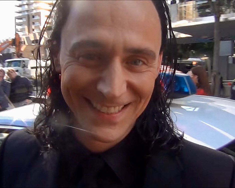 lvthienxtom's tweet photo. imagine being this close to tom hiddleston https://t.co/4hvXIaJixI
