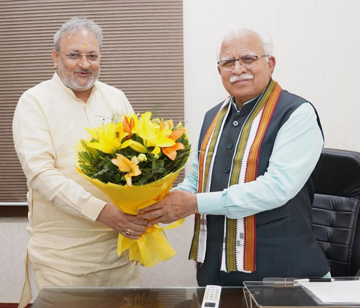 UmeshSharmaSnp's tweet photo. हरियाणा के लोकप्रिय मुख्यमंत्री व 36 बिरादरी के नेता श्री मनोहर जी से अहम मुलाकात हुई
मुख्यमंत्री जी ने कांग्रेस के समय से उलझी गौड़ संस्था की जमीन के  मामले को जल्द ही सुलझाने हेतु नोटिफ़िकेशन करने का आश्वासन दिया है
36 बिरादरी का रखते ध्यान 
@mlkhattarजी बढ़ा रहे हरियाने की शान https://t.co/MsRnpqMkRM