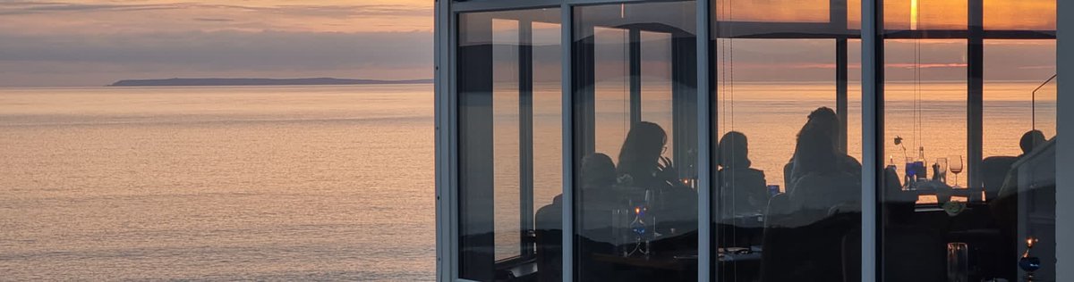 WatersmeetHotel's tweet photo. Another busy evening in the Rock's Restaurant accompanied by yet another stunning sunset! #rocksrestaurant #seaviewrestaurant #sunset #finedining #rocks #combesgate https://t.co/MrIdoT2xAu
